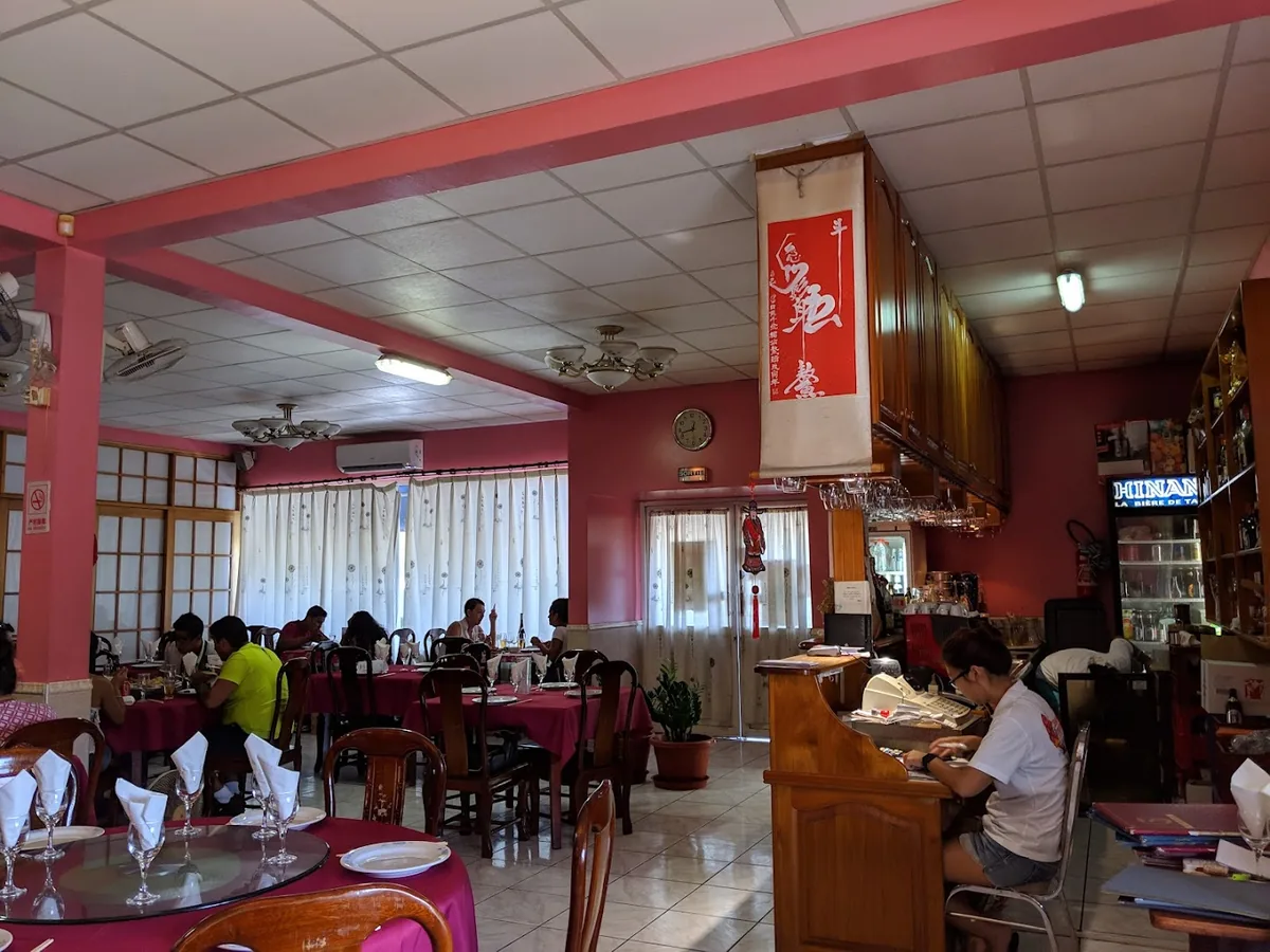 Salle du Restaurant Océan, ambiance familiale, banderole chinoise